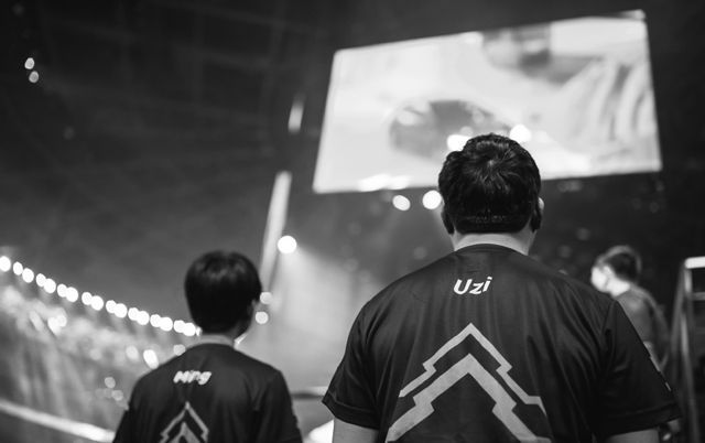 Uzi遭遇三持续失利，巴塞罗那教练压力巨大！再创辉煌时刻(别让爱凋落俄语原唱)