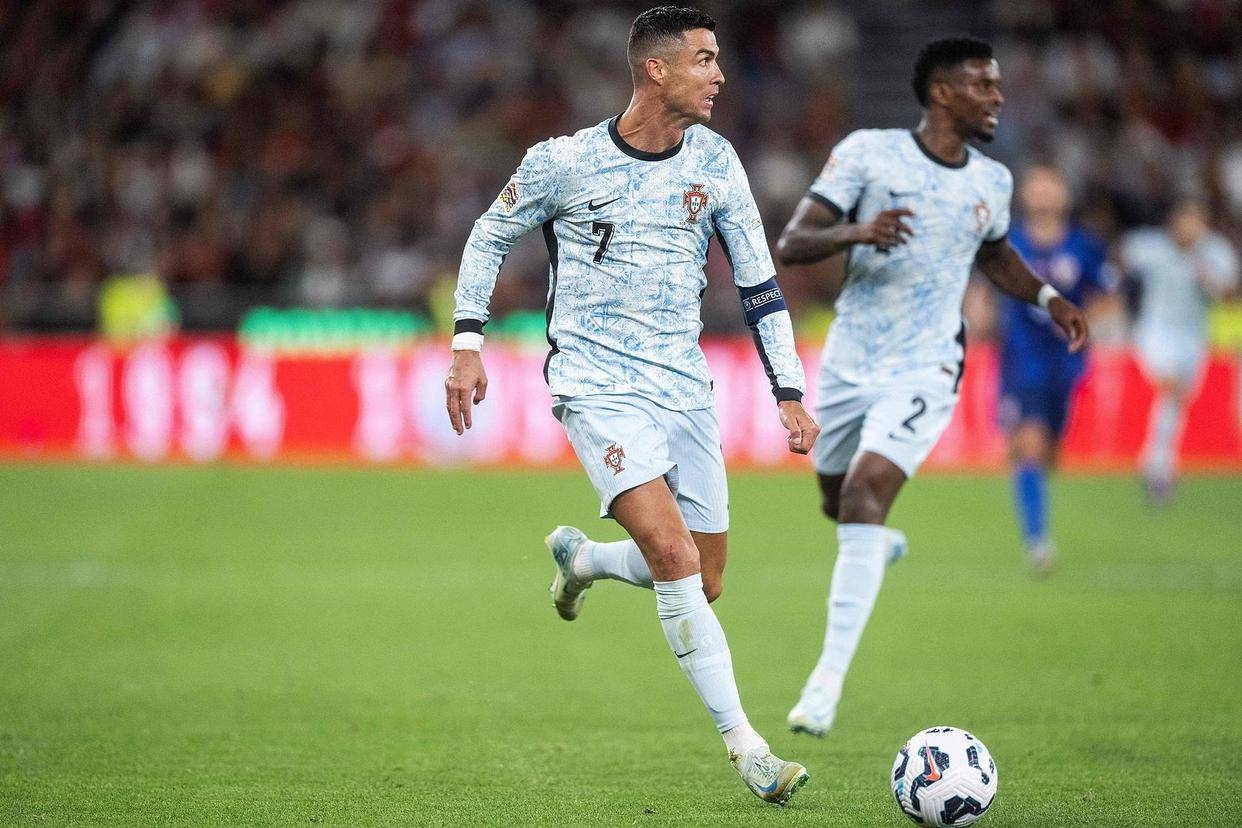 包含C罗在皇家马德里比赛中比赛局势复杂，刷新纪录引发热议！赛场气氛高涨的词条