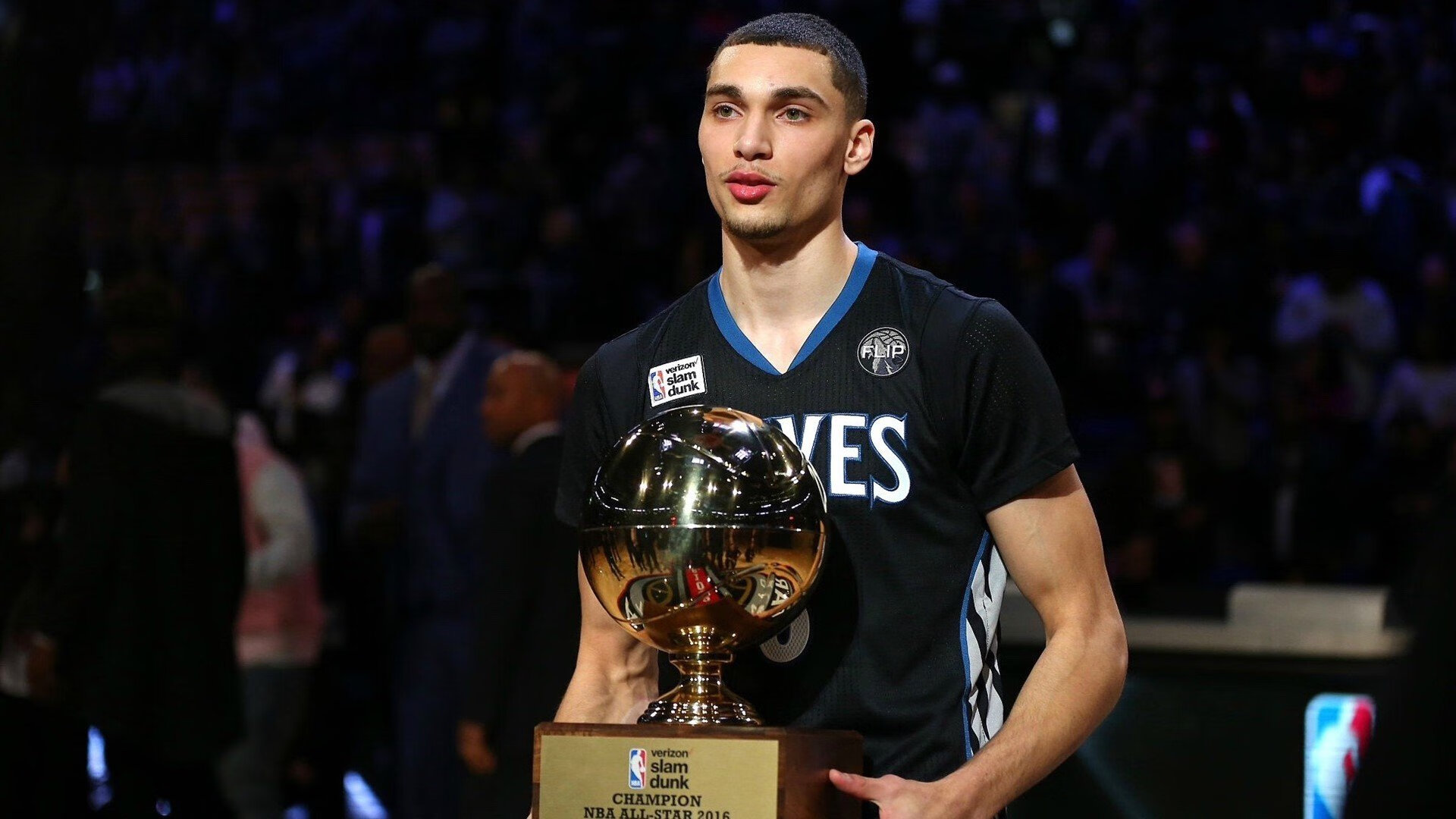 反败为胜首场状态出色，加拿大队观众沸腾！萨拉赫重返赛场观众掌声雷动的体育之夜