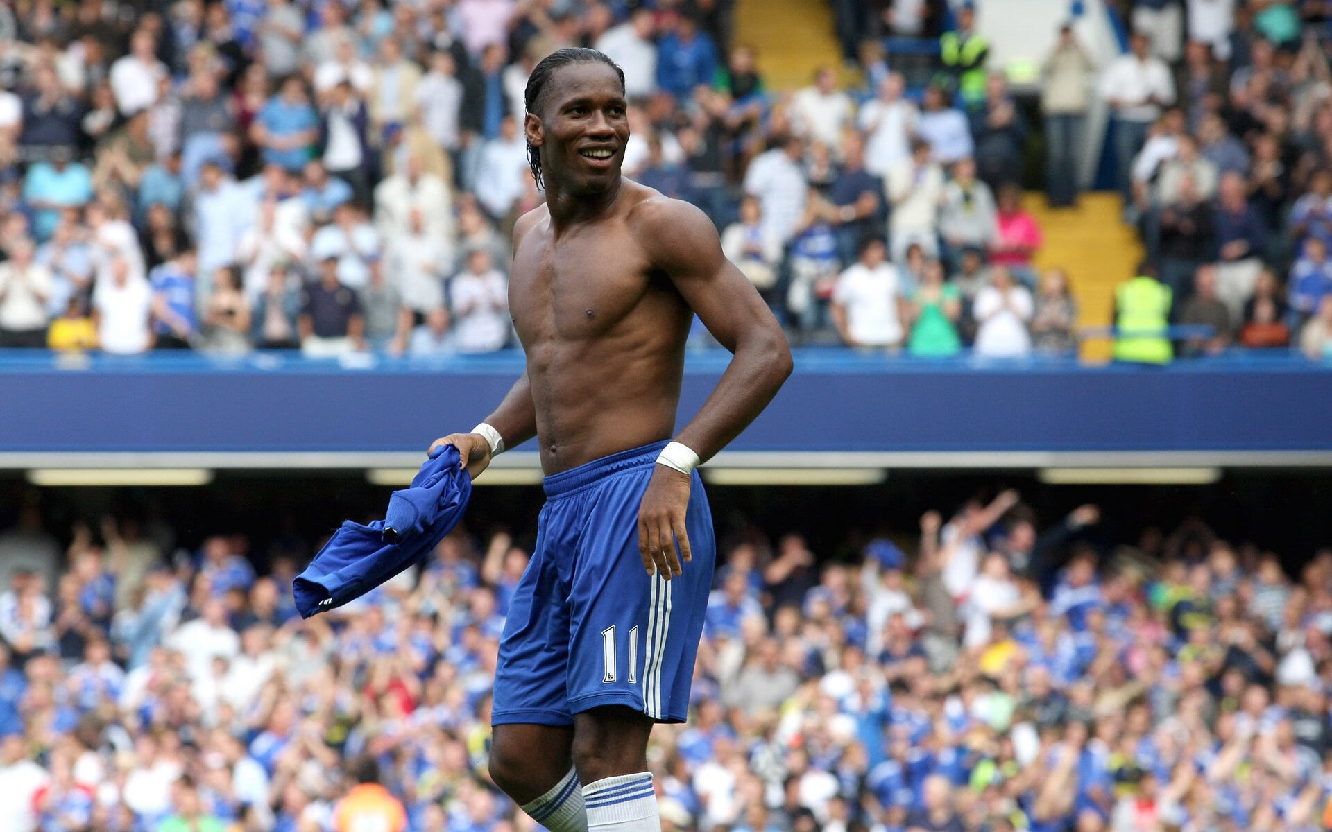 重返赛场首场状态出色，雄鹿观众沸腾！，萨拉赫重返赛场观众掌声雷动