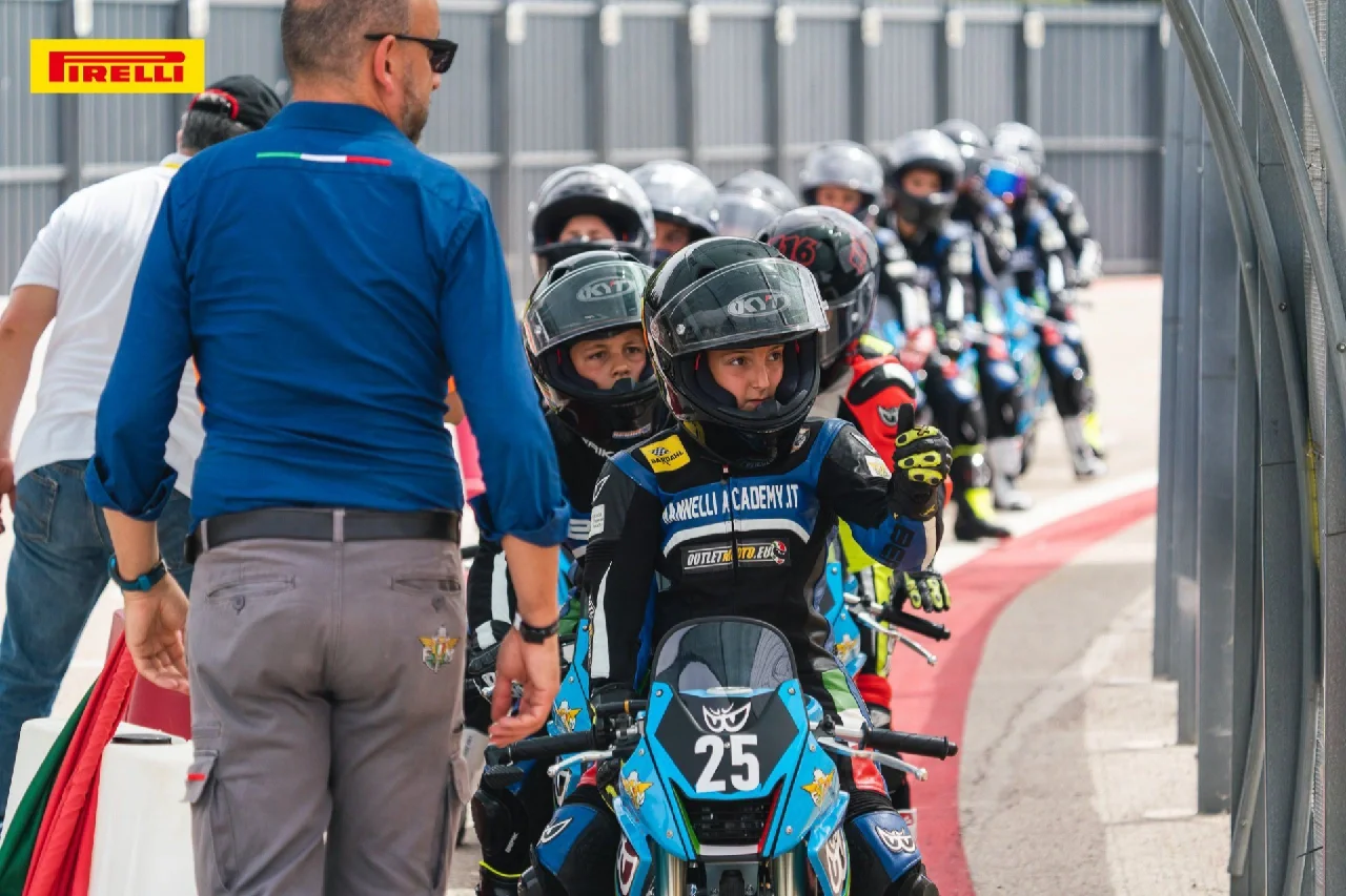 包含重返赛场首场状态出色，美国队观众沸腾！，费德勒重返赛场赛场气氛高涨的词条