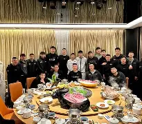 关于英超常规赛对决在即！辽宁男篮演练定位球，广州队密集防守应对的信息